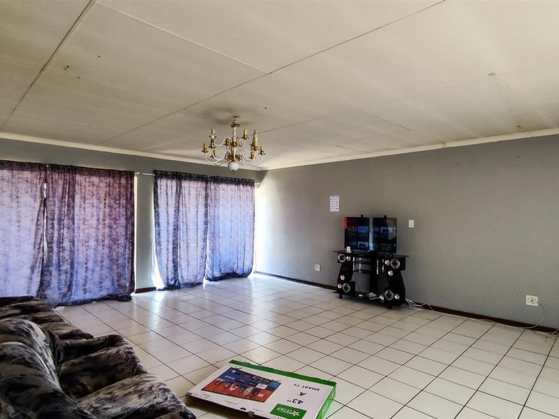 Spacious 4-Bedroom Home with Pool & Entertainment Area - Birch Acres, Kempton Park - Photo 10