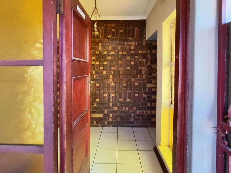 Spacious 4-Bedroom Home with Pool & Entertainment Area - Birch Acres, Kempton Park - Photo 3