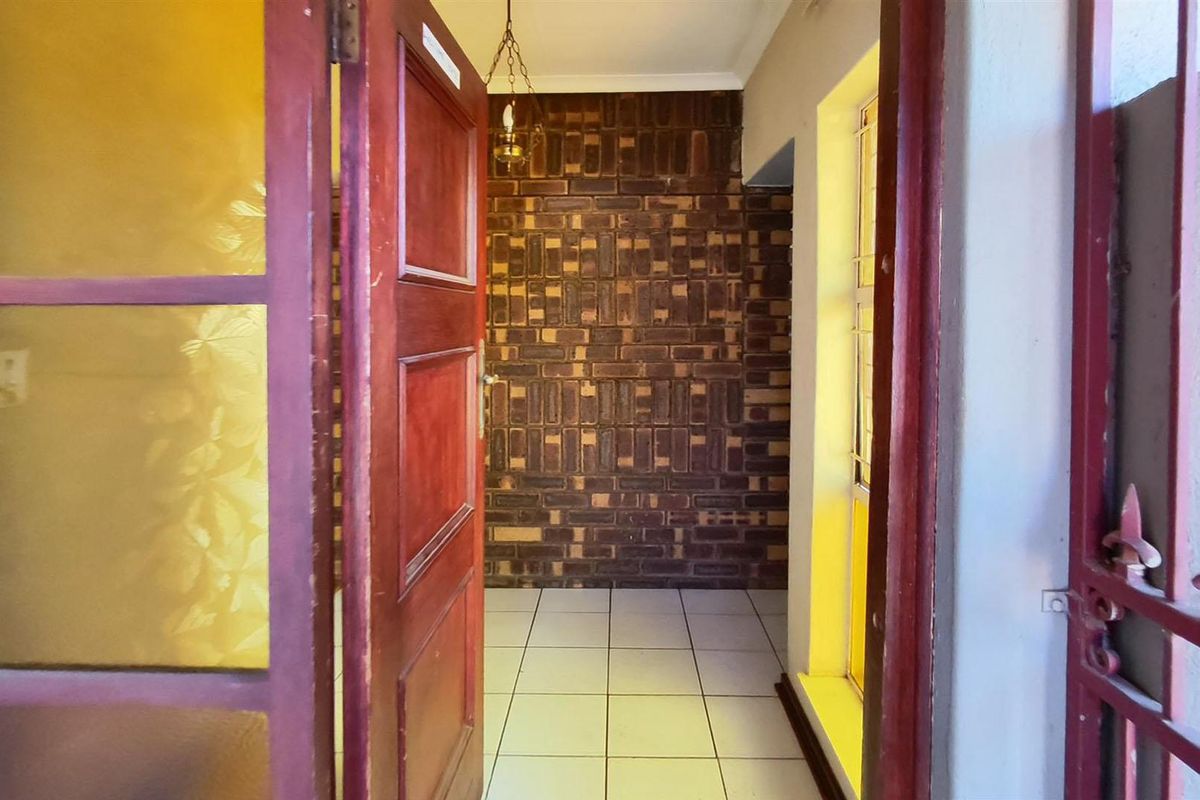 Spacious 4-Bedroom Home with Pool & Entertainment Area - Birch Acres, Kempton Park - Photo 3