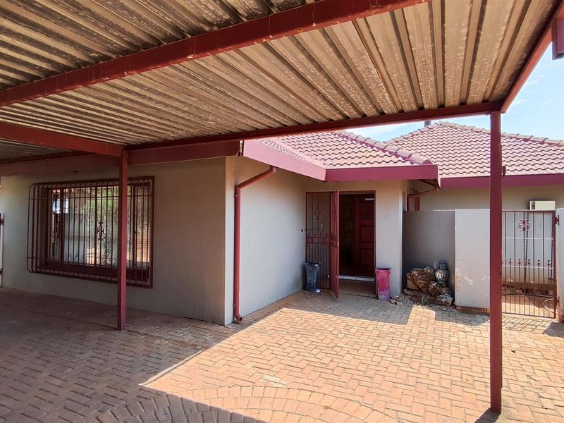 Spacious 4-Bedroom Home with Pool & Entertainment Area - Birch Acres, Kempton Park - Photo 2