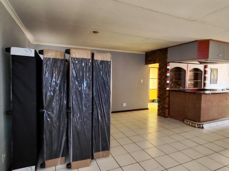 Spacious 4-Bedroom Home with Pool & Entertainment Area - Birch Acres, Kempton Park - Photo 9