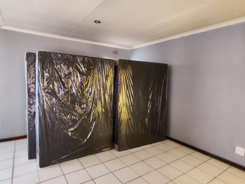 Spacious 4-Bedroom Home with Pool & Entertainment Area - Birch Acres, Kempton Park - Photo 8