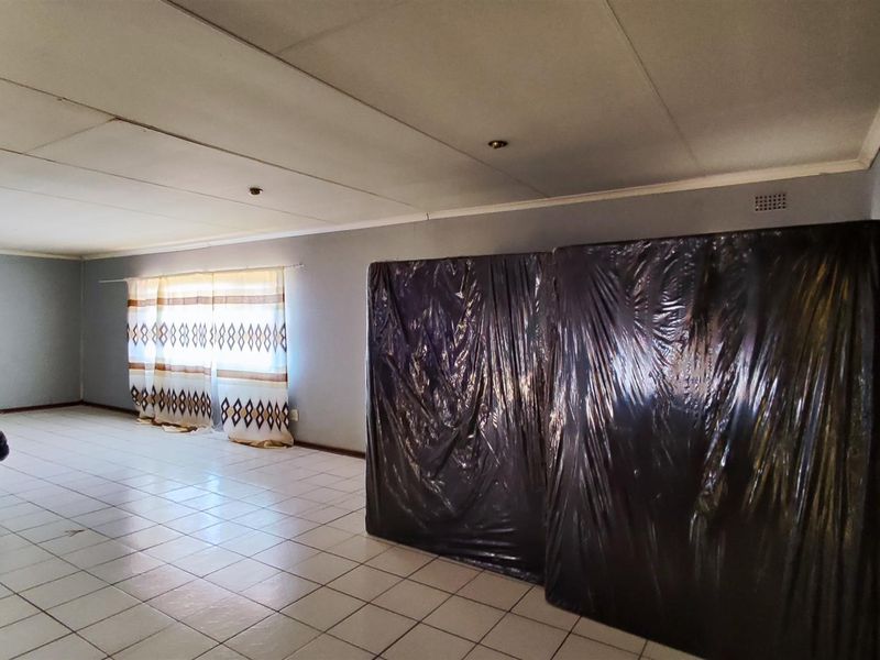 Spacious 4-Bedroom Home with Pool & Entertainment Area - Birch Acres, Kempton Park - Photo 7