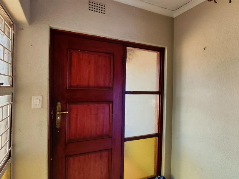 Spacious 4-Bedroom Home with Pool & Entertainment Area - Birch Acres, Kempton Park - Photo 6