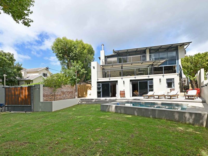 Privately positioned at the end of cul de sac this double volume home has sweeping mountain views - Photo 1