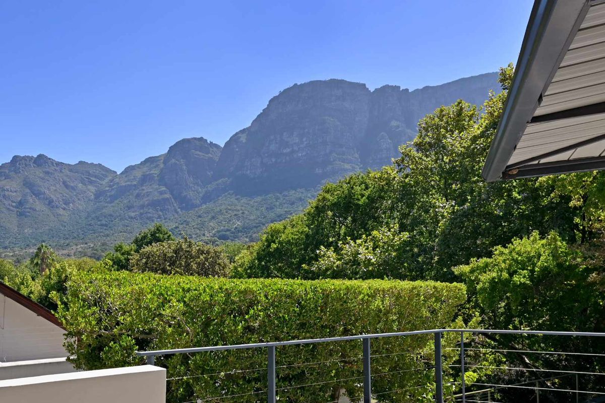 Privately positioned at the end of cul de sac this double volume home has sweeping mountain views - Photo 3