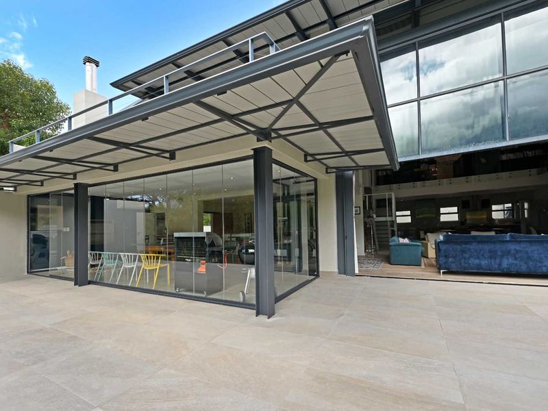 Privately positioned at the end of cul de sac this double volume home has sweeping mountain views - Photo 7