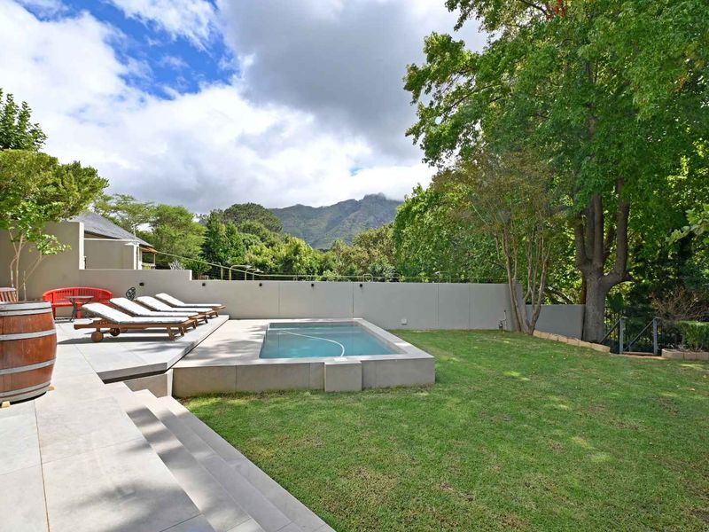 Privately positioned at the end of cul de sac this double volume home has sweeping mountain views - Photo 2
