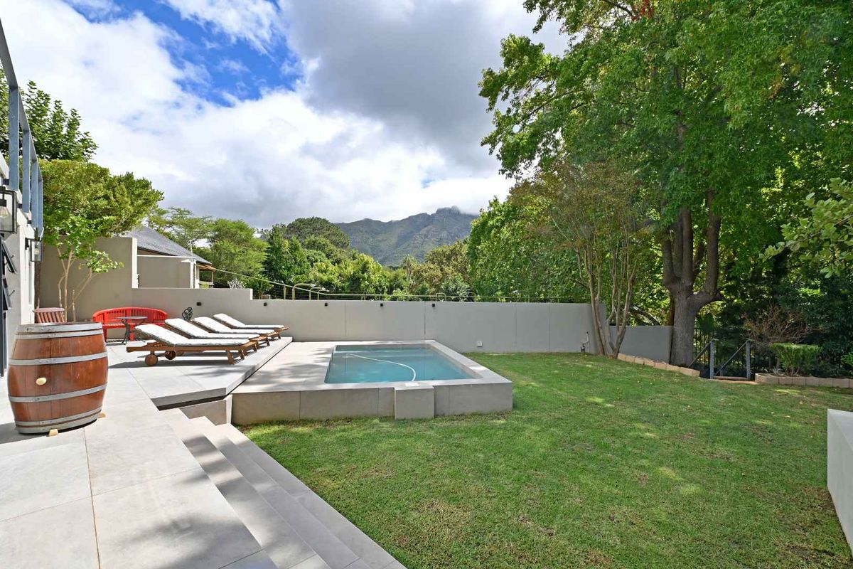 Privately positioned at the end of cul de sac this double volume home has sweeping mountain views - Photo 2