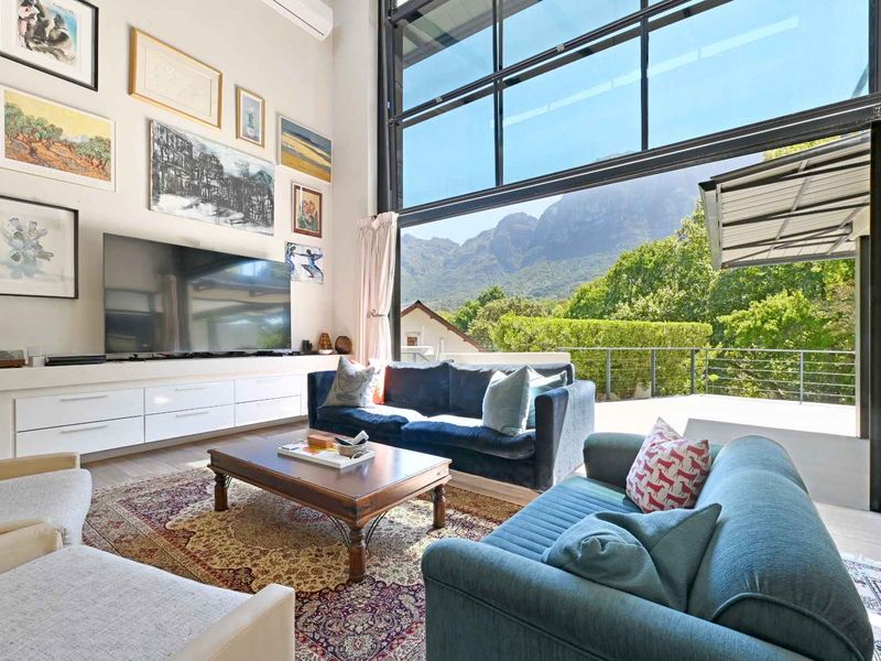 Privately positioned at the end of cul de sac this double volume home has sweeping mountain views - Photo 5