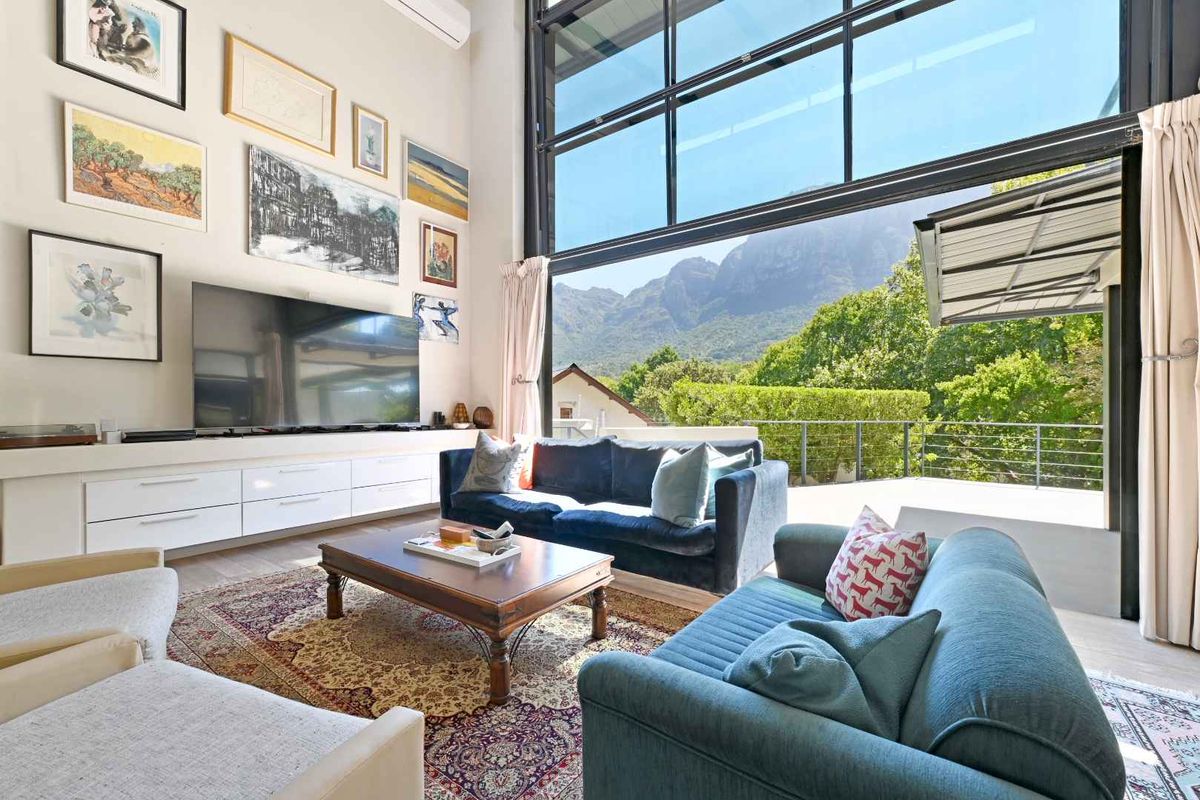 Privately positioned at the end of cul de sac this double volume home has sweeping mountain views - Photo 5