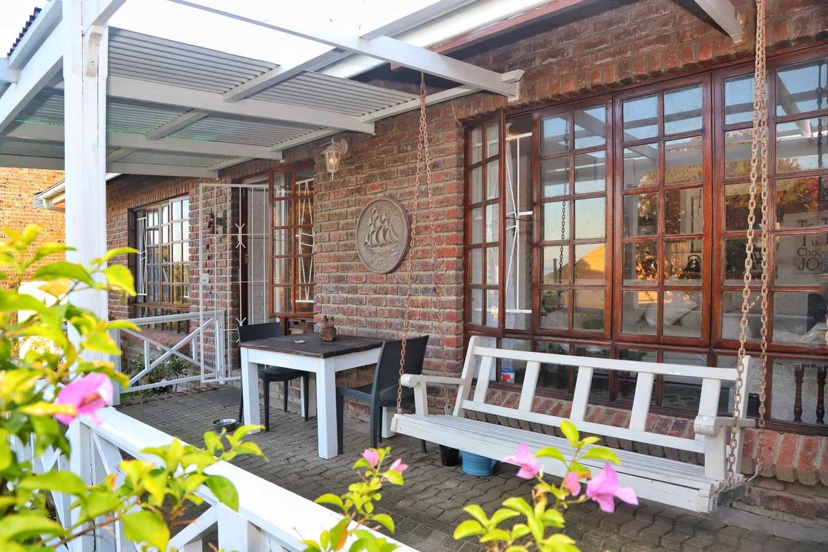 House For Sale in Morgans Bay - Photo 2