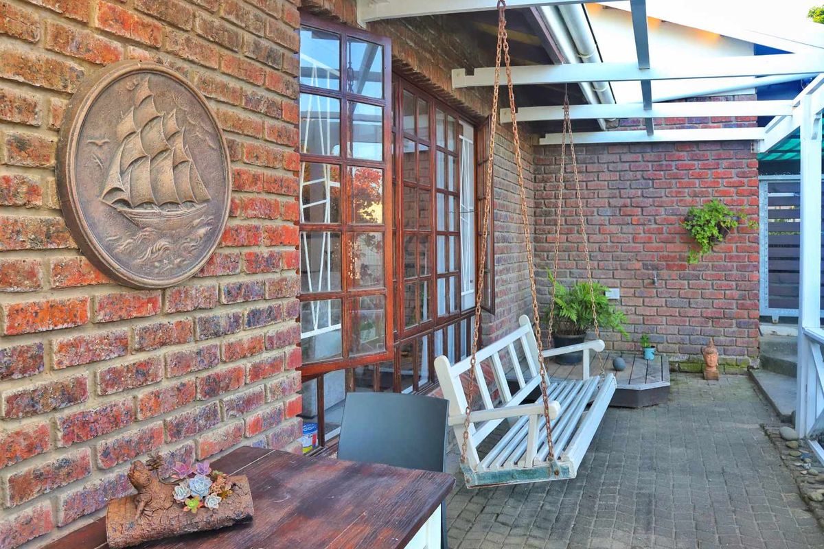 House For Sale in Morgans Bay - Photo 3