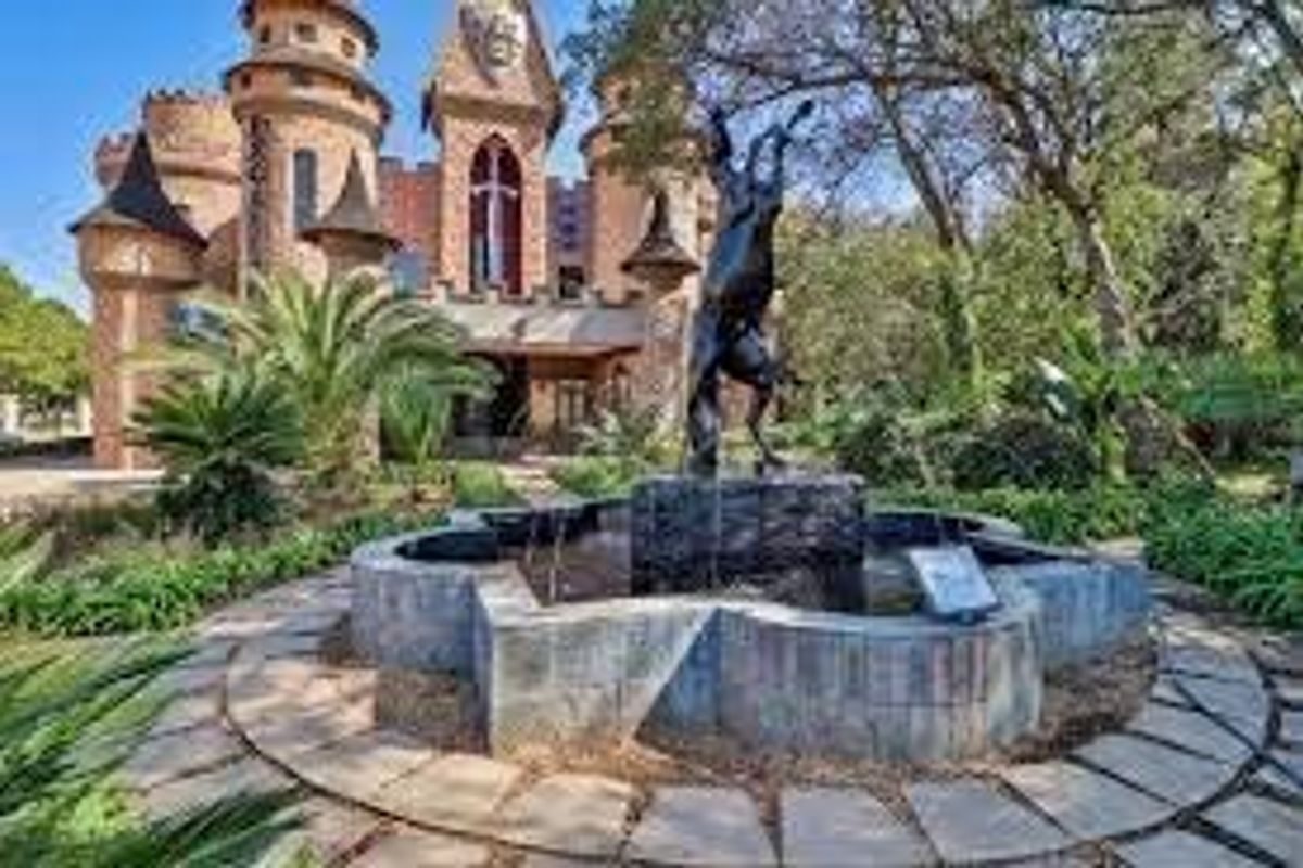 Iconic Medieval Boutique Hotel - Premier Event Destination - Photo 2