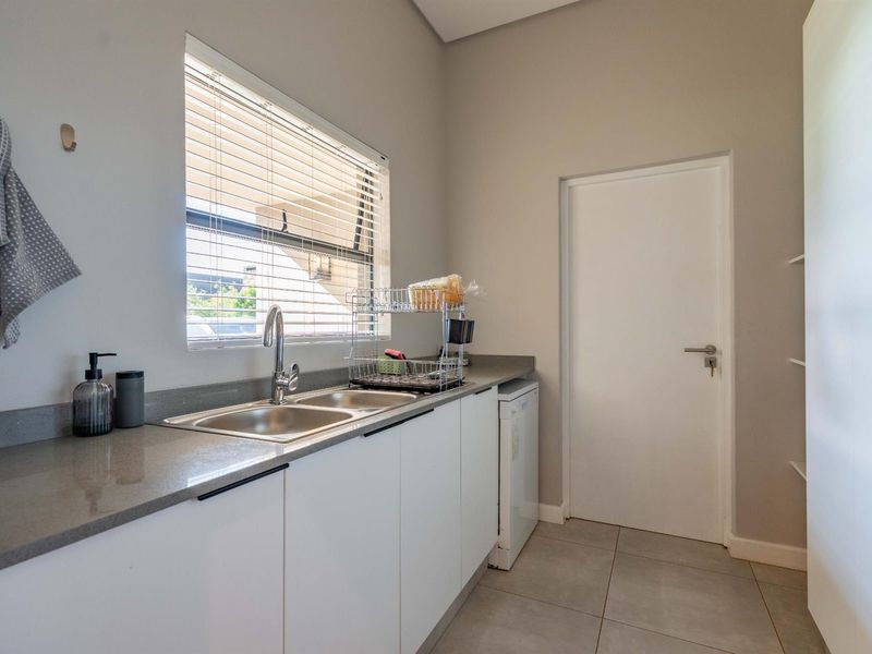 A Modern Family Homes, Prime Location - Photo 9