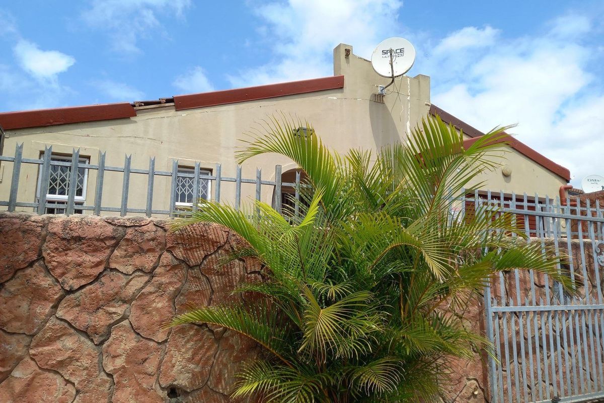 3 Bedroom House for Sale in Woodview, Phoenix, KwaZulu Natal - Photo 2