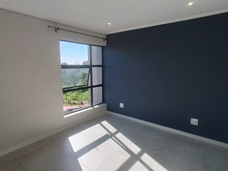 Elegant Three-Bedroom Apartment in Cotswold Fenns Estate - Photo 10