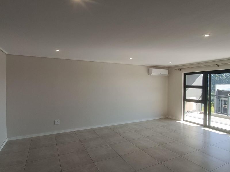 Elegant Three-Bedroom Apartment in Cotswold Fenns Estate - Photo 5