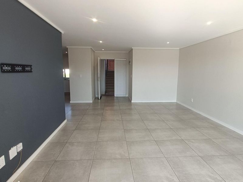 Elegant Three-Bedroom Apartment in Cotswold Fenns Estate - Photo 6