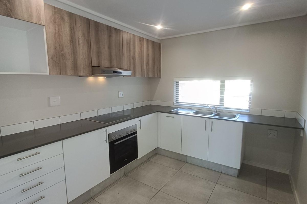 Elegant Three-Bedroom Apartment in Cotswold Fenns Estate - Photo 2