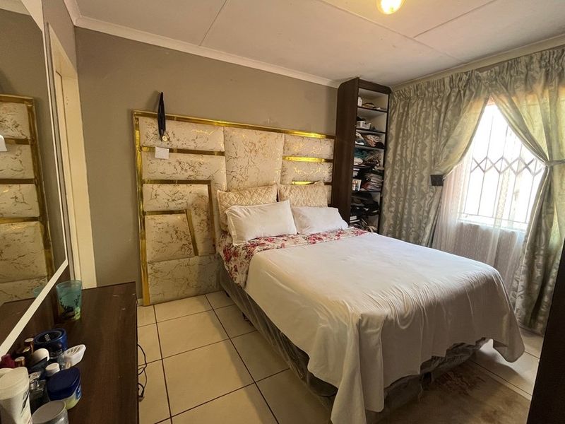 3 Beds, 2 Baths... and Enough Space to Finally Stop Tripping Over Each Other! - Photo 10