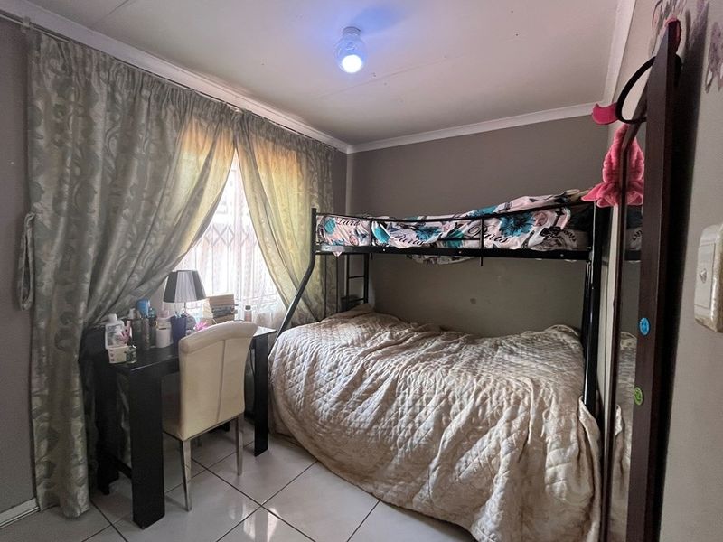 3 Beds, 2 Baths... and Enough Space to Finally Stop Tripping Over Each Other! - Photo 9