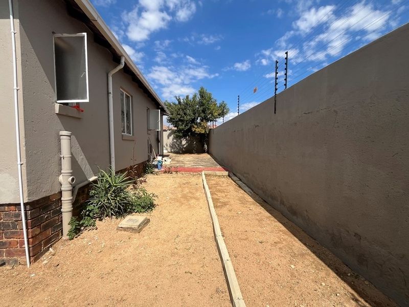 3 Beds, 2 Baths... and Enough Space to Finally Stop Tripping Over Each Other! - Photo 3