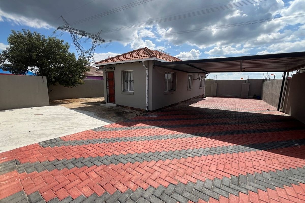 3 Beds, 2 Baths... and Enough Space to Finally Stop Tripping Over Each Other! - Photo 2