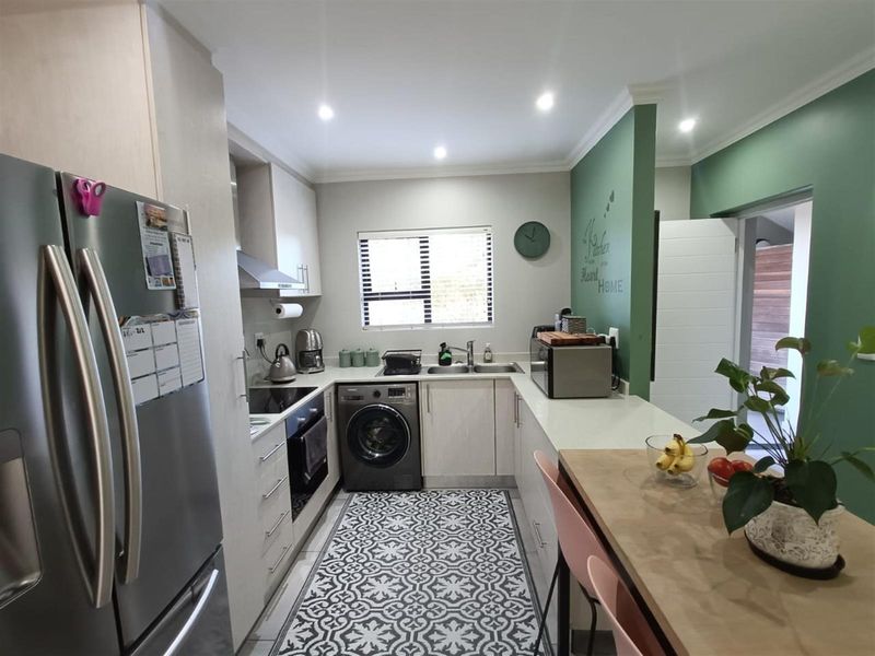 Stylish and Comfortable Garden Apartment in Emberton Estate - Photo 3