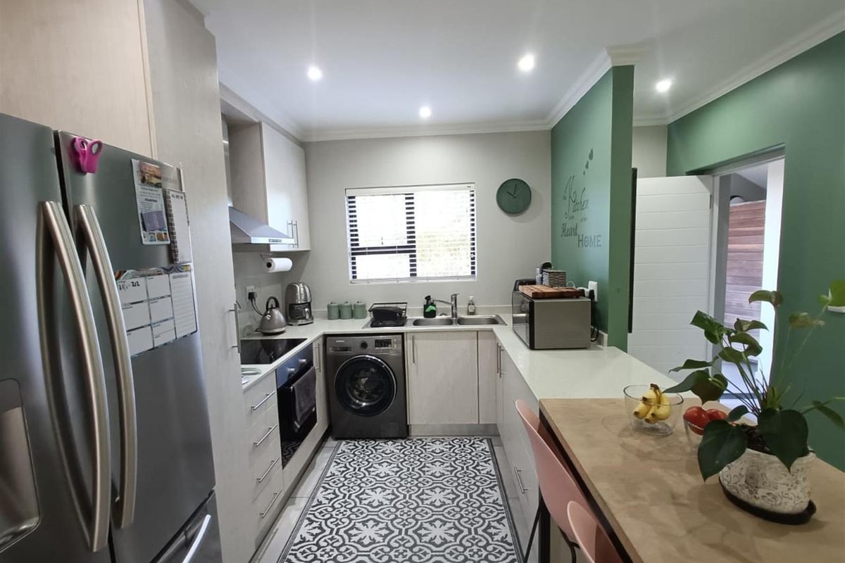 Stylish and Comfortable Garden Apartment in Emberton Estate - Photo 3