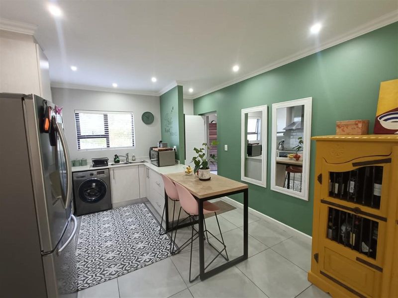 Stylish and Comfortable Garden Apartment in Emberton Estate - Photo 4