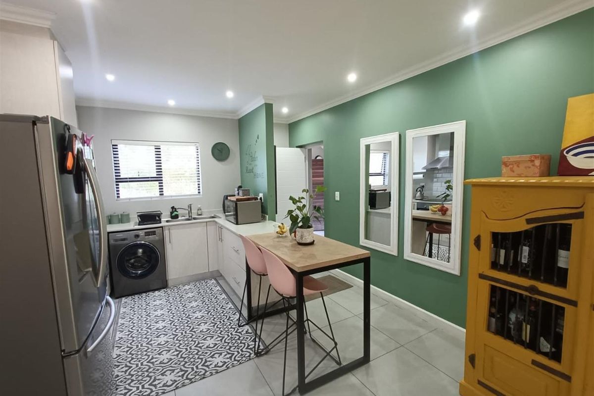 Stylish and Comfortable Garden Apartment in Emberton Estate - Photo 4