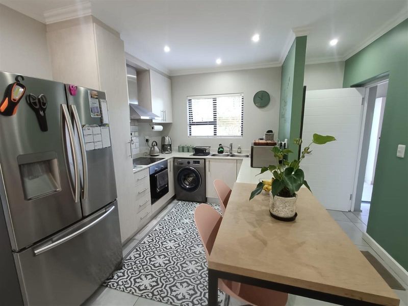 Stylish and Comfortable Garden Apartment in Emberton Estate - Photo 2