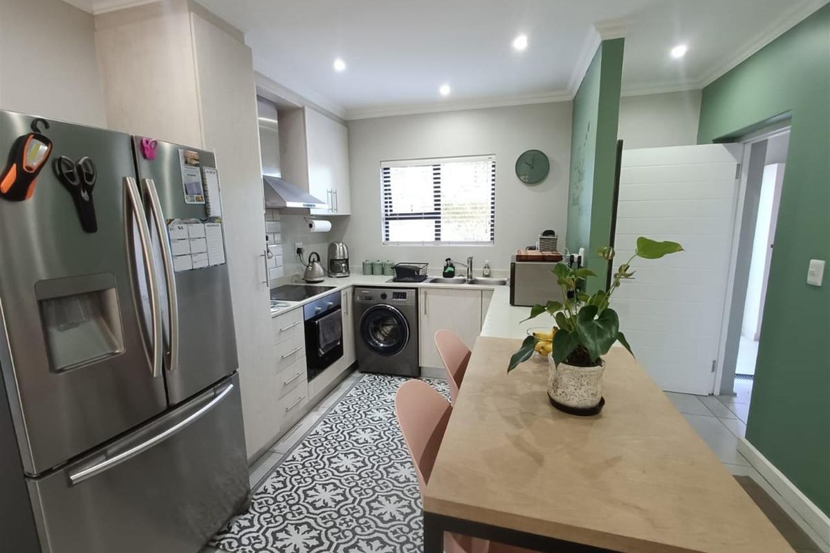 Stylish and Comfortable Garden Apartment in Emberton Estate - Photo 2