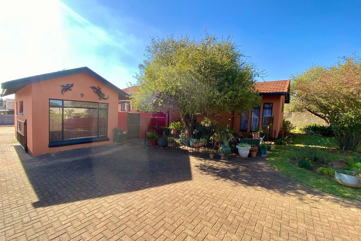 House For Sale in Kanonkop, Middelburg - Photo 2