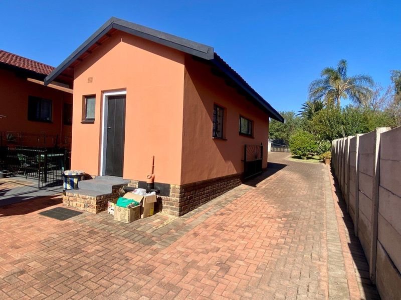 Charming Family Living in Sought-After Kanonkop - Photo 7