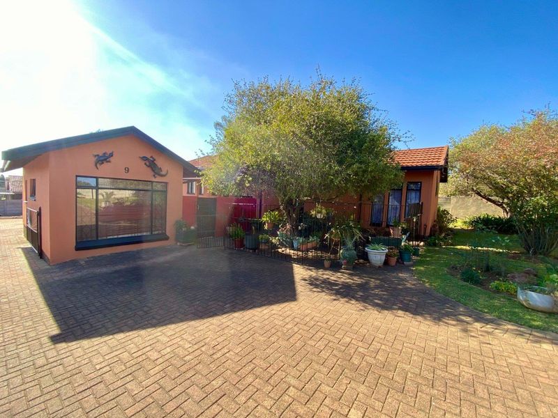 Charming Family Living in Sought-After Kanonkop - Photo 1