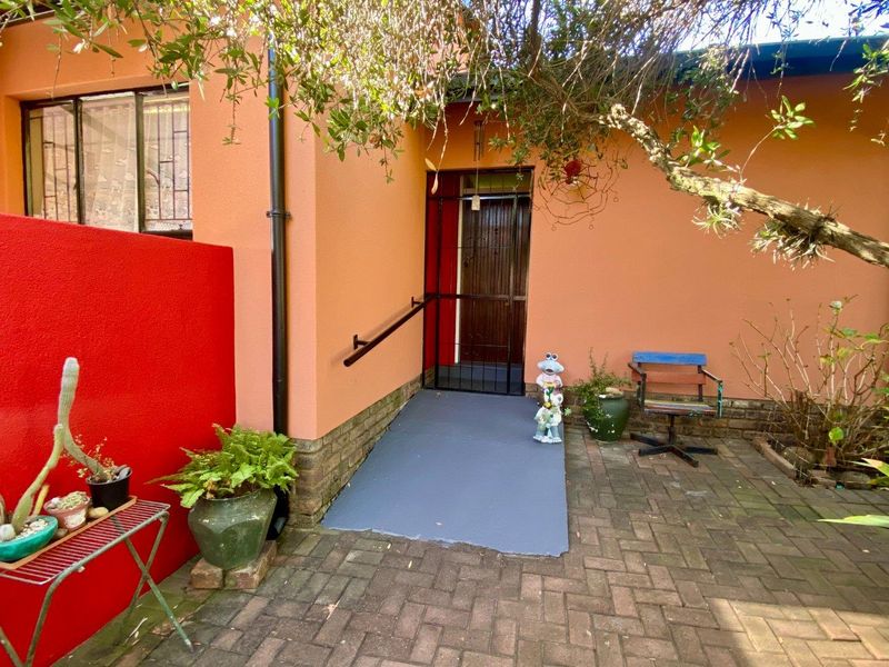 Charming Family Living in Sought-After Kanonkop - Photo 4