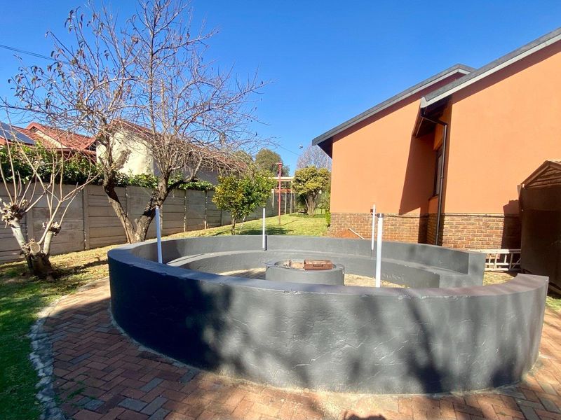 Charming Family Living in Sought-After Kanonkop - Photo 8