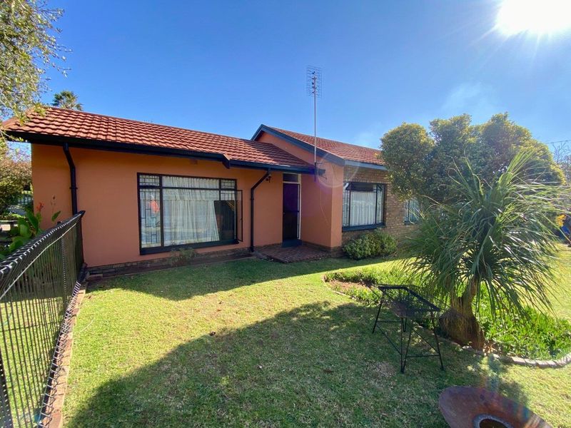 Charming Family Living in Sought-After Kanonkop - Photo 3
