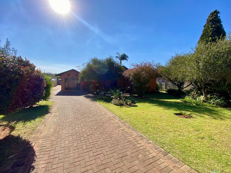 Charming Family Living in Sought-After Kanonkop - Photo 2