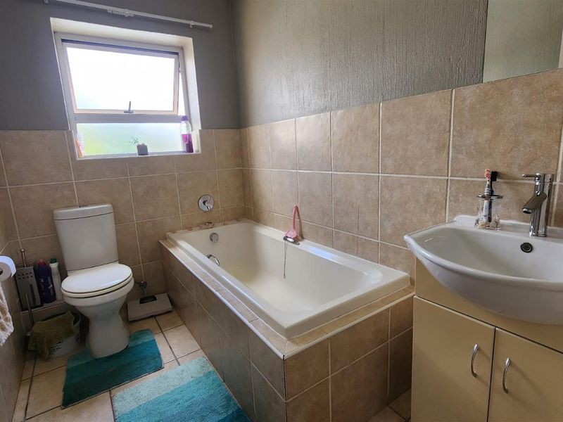 Spacious 2-Bed, 2-Bath Apartment in Randpark Ridg - Photo 5