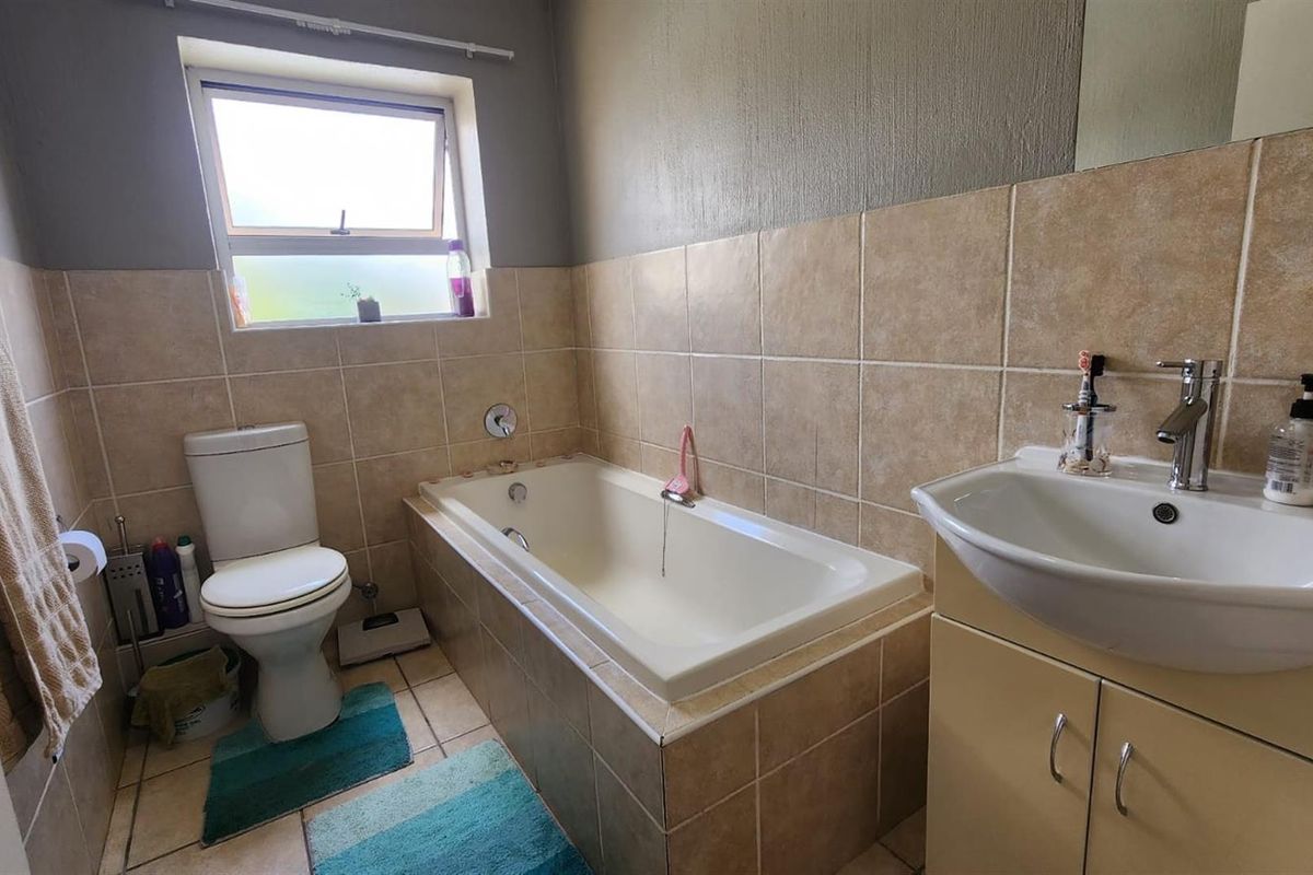 Spacious 2-Bed, 2-Bath Apartment in Randpark Ridg - Photo 5