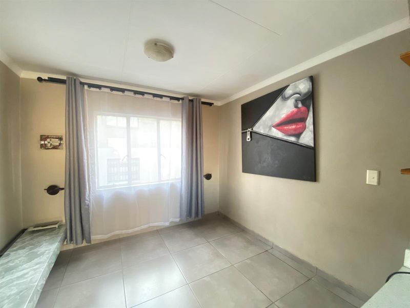 1 Bedroom Apartment For Sale in Fleurhof, Roodepoort - Photo 2