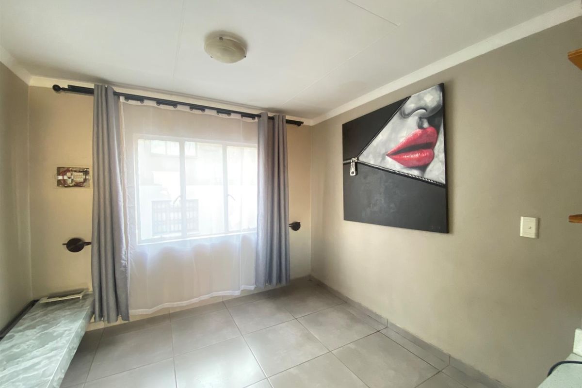 1 Bedroom Apartment For Sale in Fleurhof, Roodepoort - Photo 2