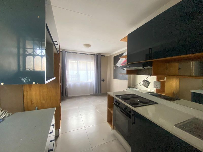 1 Bedroom Apartment For Sale in Fleurhof, Roodepoort - Photo 3