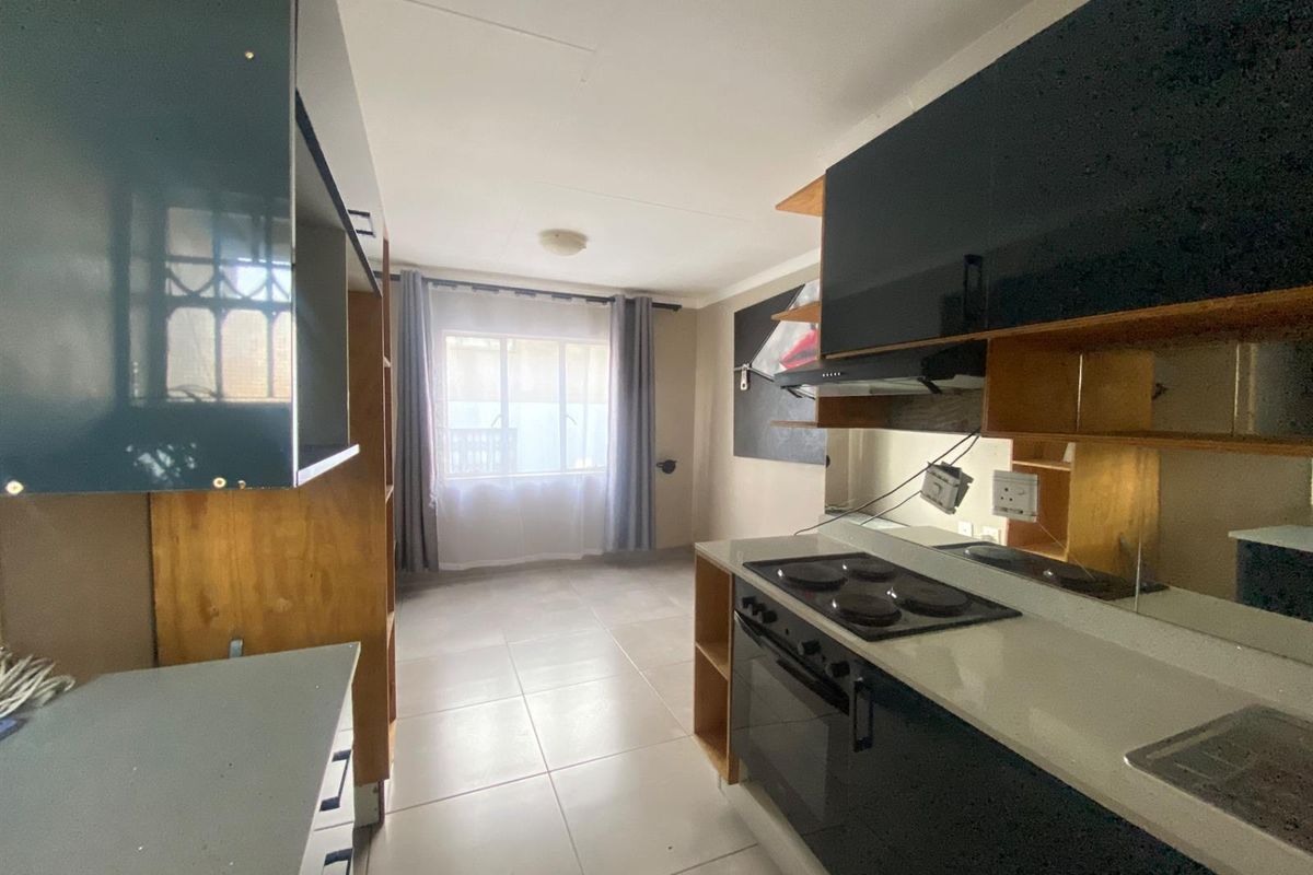 1 Bedroom Apartment For Sale in Fleurhof, Roodepoort - Photo 3