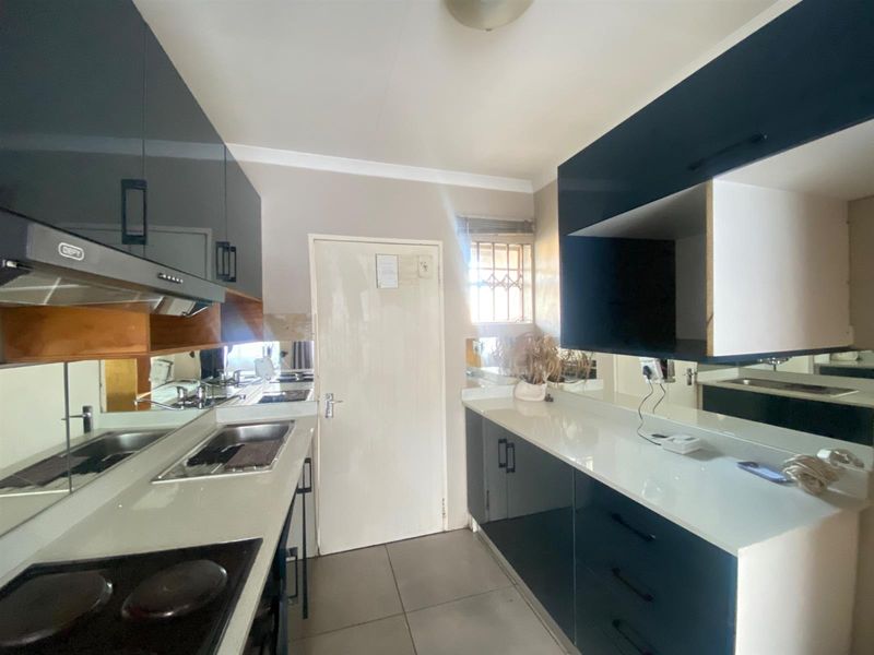 1 Bedroom Apartment For Sale in Fleurhof, Roodepoort - Photo 4