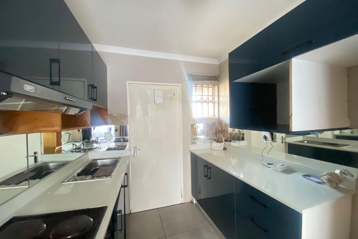 1 Bedroom Apartment For Sale in Fleurhof, Roodepoort - Photo 4