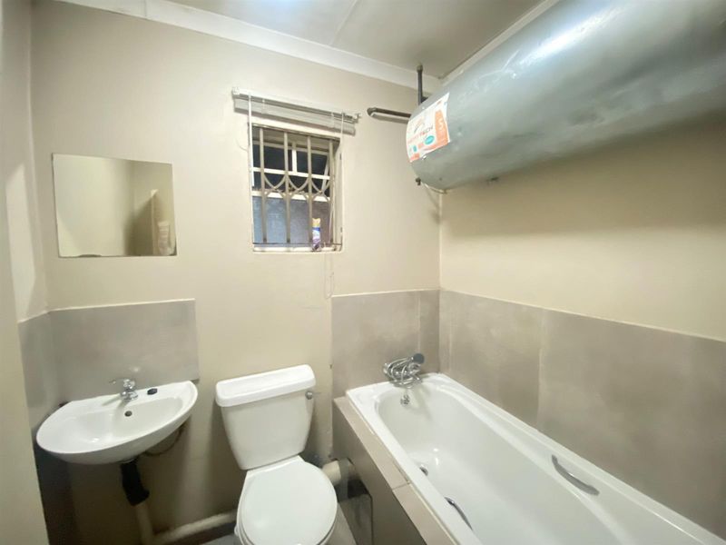 1 Bedroom Apartment For Sale in Fleurhof, Roodepoort - Photo 10